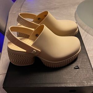 Sorel Clog-Ona-Size 7- 3.25”heel, 1.25” platform-New-Makes a bold statement-Cute